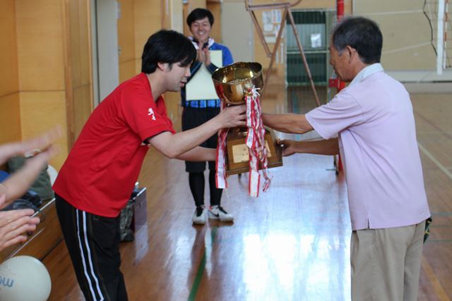 優勝杯返還